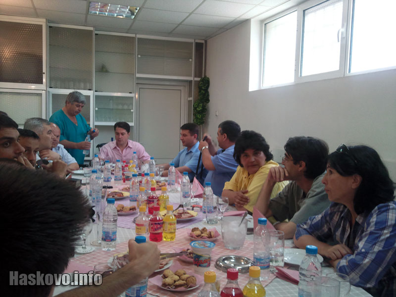 Полицаите почерпиха журналистите за празника