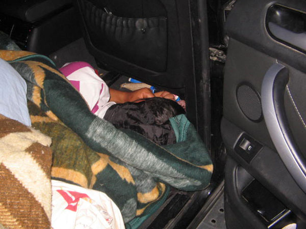 Нелегален, архив