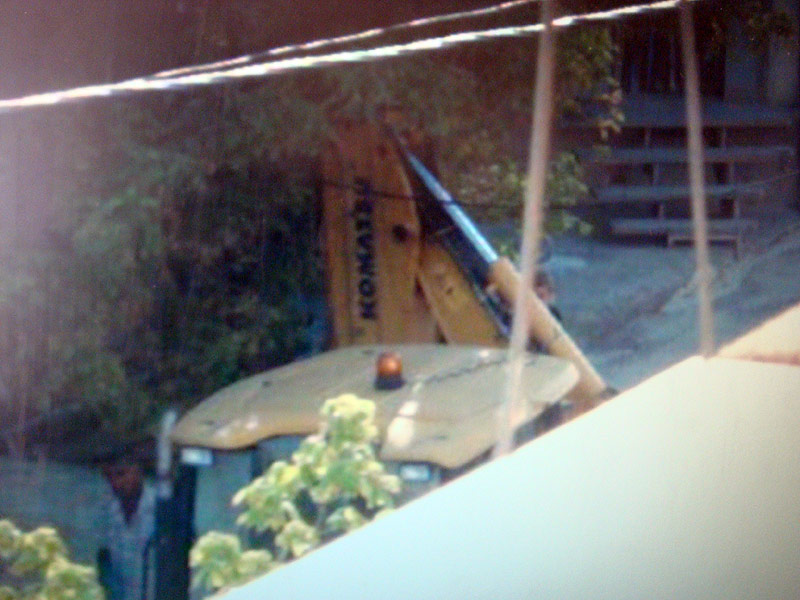 Багерът е спрял, за да не закачи кабела Багерът е спрял, за да не закачи кабела