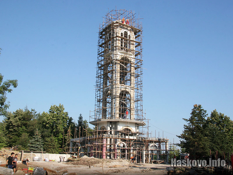 Строителството на камбанарията все още тече
