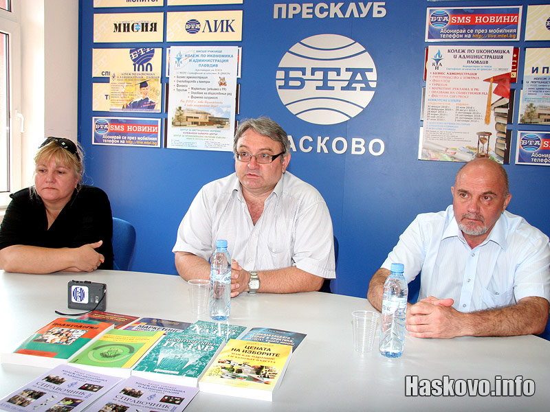 Доц. Георги Манолов (в средата)