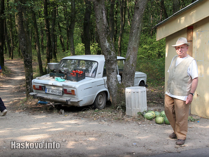 Пазарчето пред Дома за стари хора