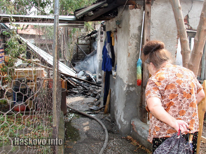 Близка на семейството огледа мястото и бутилките с газ - в ляво