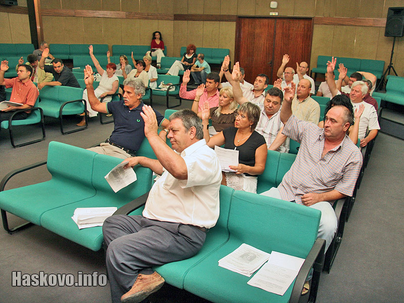 Общинските съветници гласуват