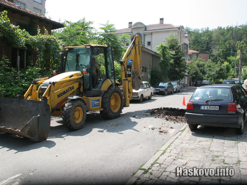Възрастно семейство използва тротоара, за да стигне до дома си