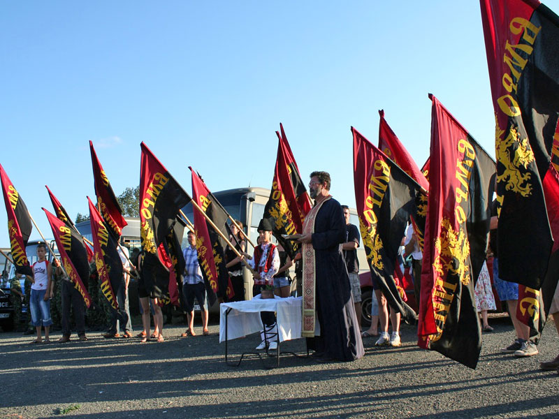 ВМРО-НИЕ осветиха партийните си знамена