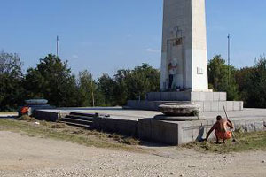 Почистването на паметника