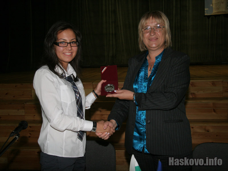 Цецка Цачева връчва плакета