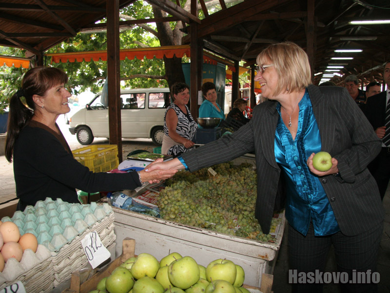 Търговка от пазара подари ябълка на председателката на Народното събрание