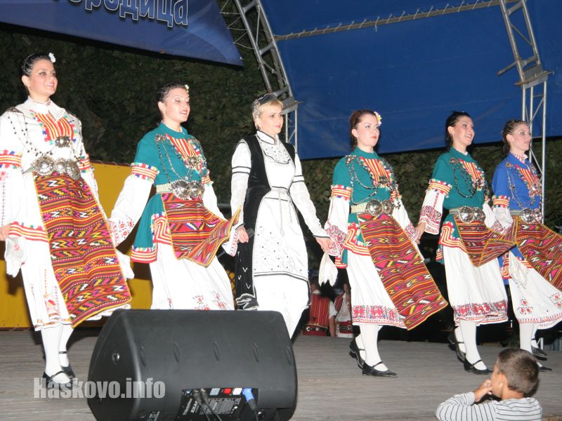 Николина Чакърдъкова с танцьорите си