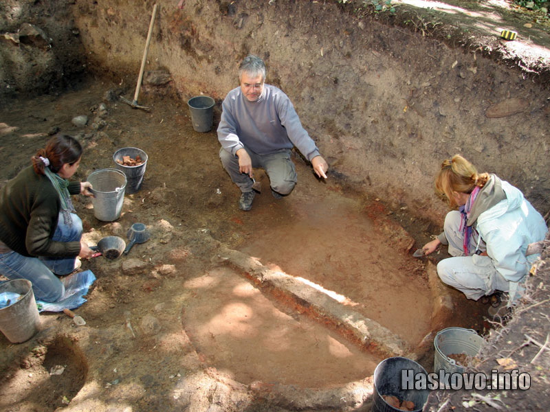 Георги Нехризов показва олтара
