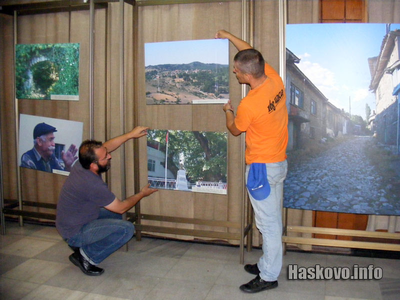 Константин Панайотов и Георги Зеленгора с част от фотосите