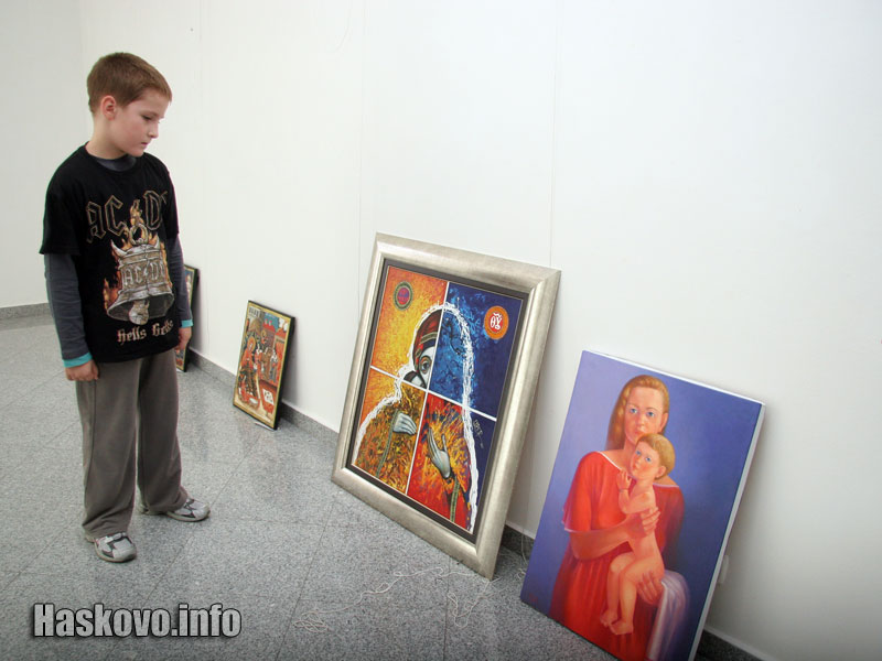 Част от картините в изложбата, посветена на Богородица