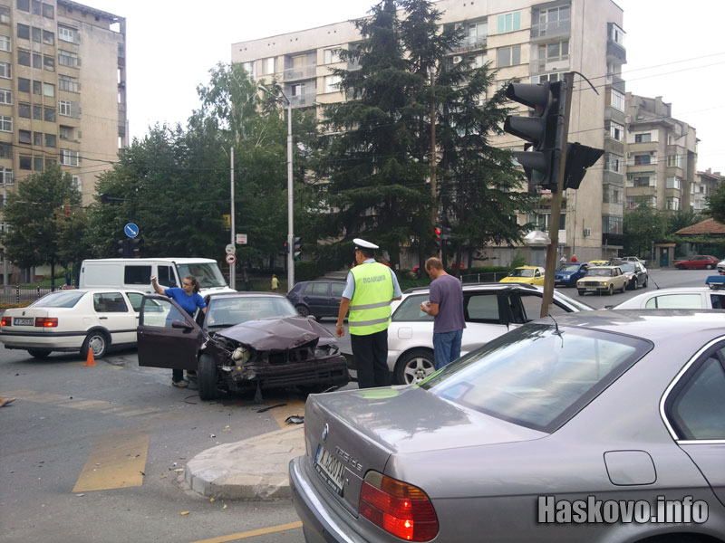 Шофьорите на двата автомобила търсят документите на колите си