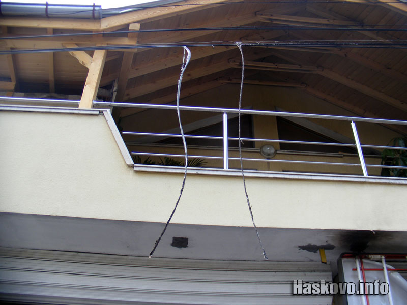 Пламъците са стопили и кабелите