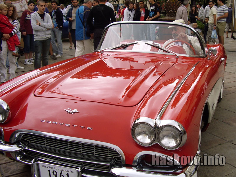 Георги Иванов с с червения Шевролет Корвет