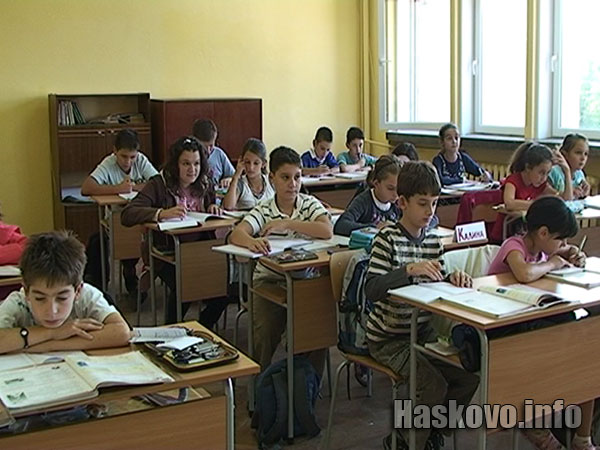 Учениците чакат да чуят парчето за края на часа