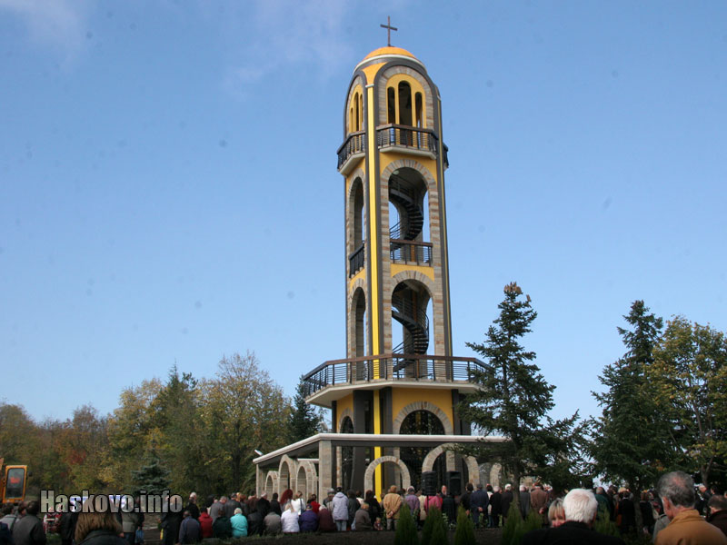 Камбанарията е висока близо 30 метра