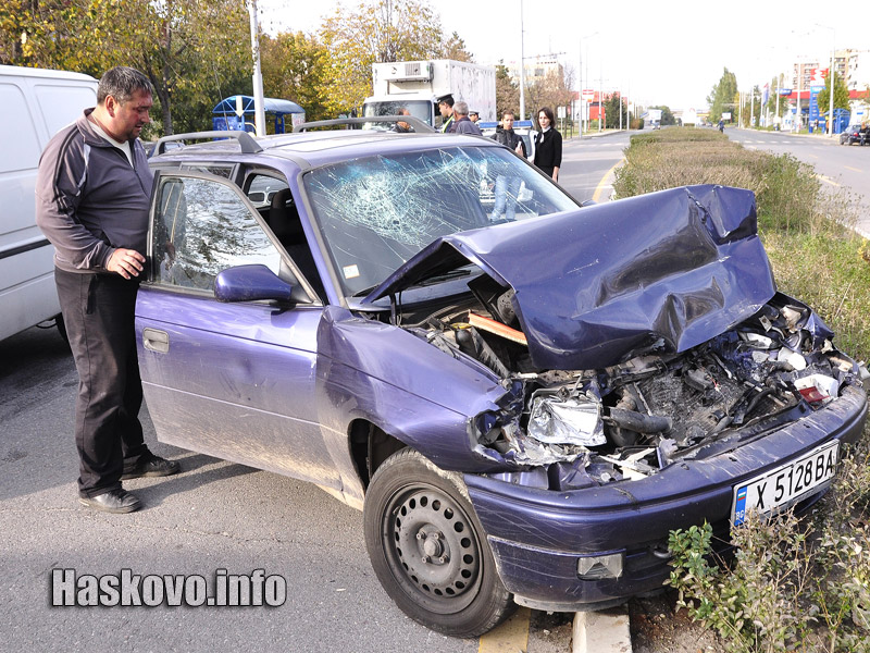 Смачканата кола и шофьорът й