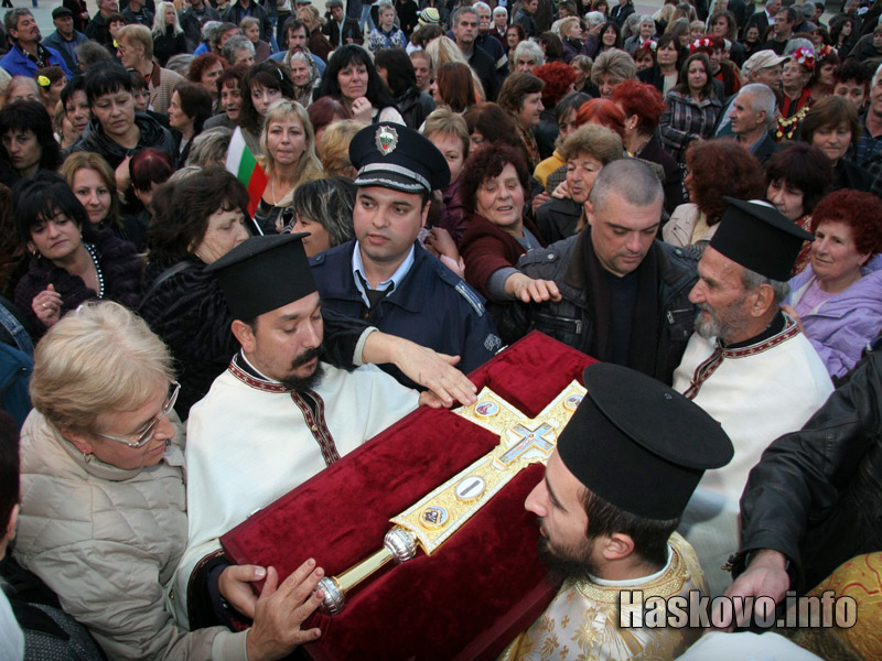 Митрополит Николай донесе частица от Светия кръст в Димитровград