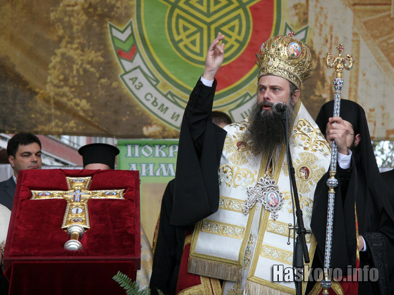 Митрополит Николай с кръста