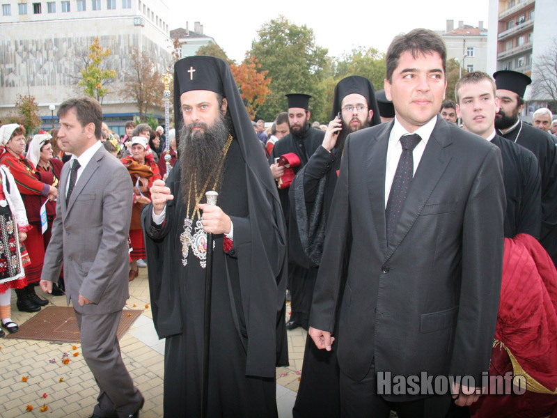 Митрополит Николай донесе частица от Светия кръст в Димитровград