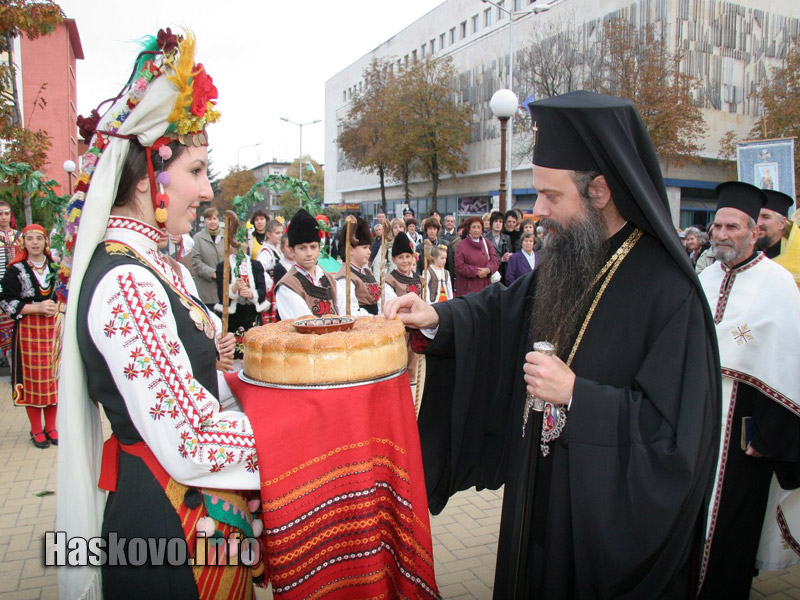Митрополит Николай донесе частица от Светия кръст в Димитровград