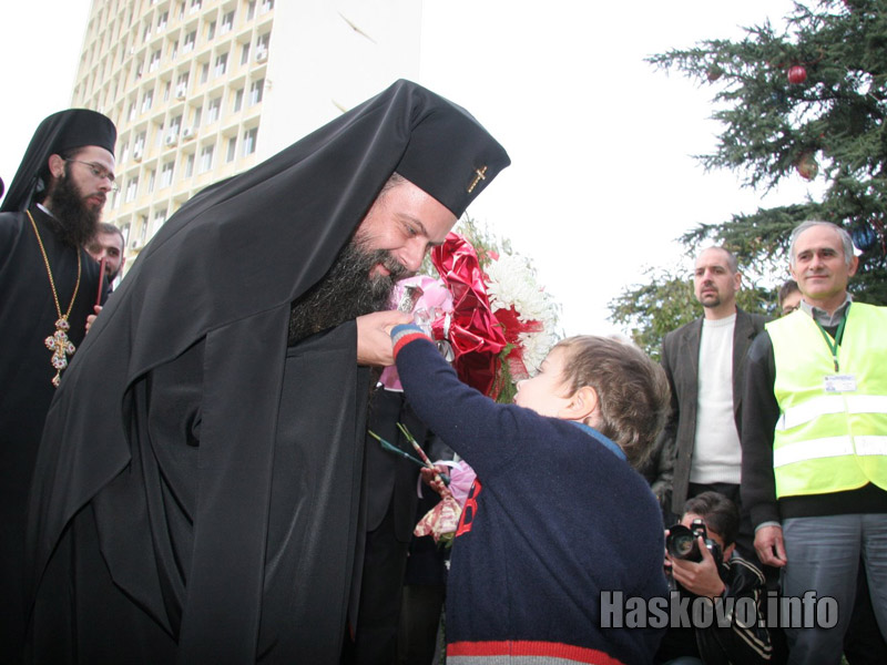 Митрополит Николай донесе частица от Светия кръст в Димитровград