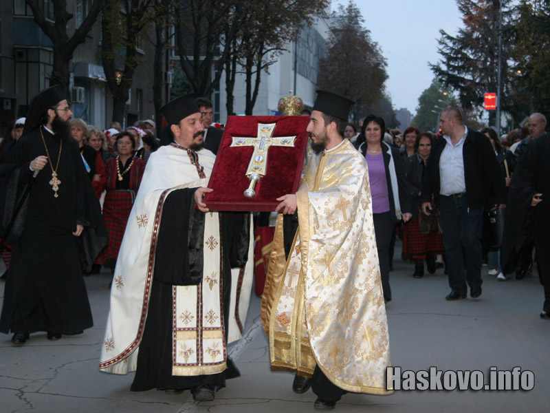 Митрополит Николай донесе частица от Светия кръст в Димитровград