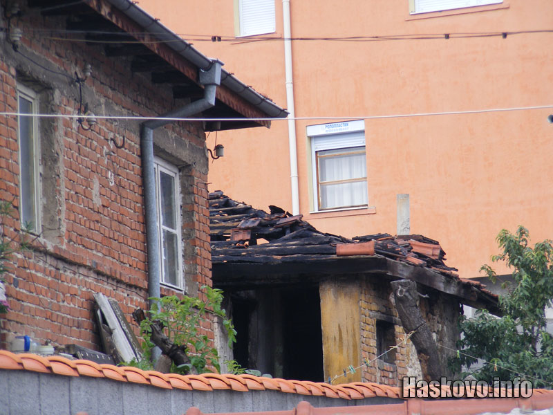 Къщата и салмата зад нея