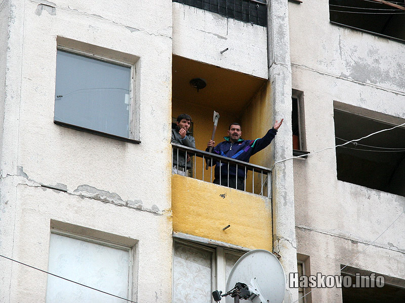 Стефан Ангелов чакаше общинските служители с брадвата си