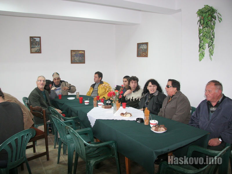 Членовете на Съюза на слепите се почерпиха за празника