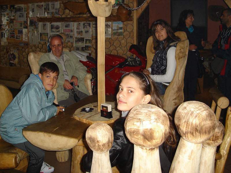 Помощник-директорът г-н Кавалов и шестокласниците останали очаровани от работната среща