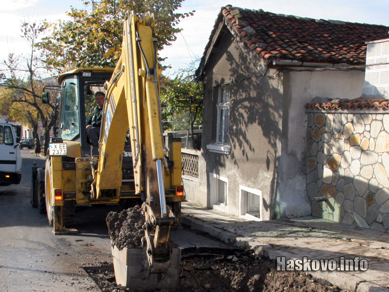 Прозорците са на нивото на тротоара само на метри от аварията