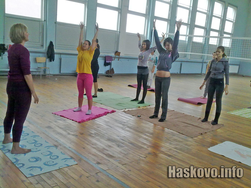 Учениците по време на урока по Йога