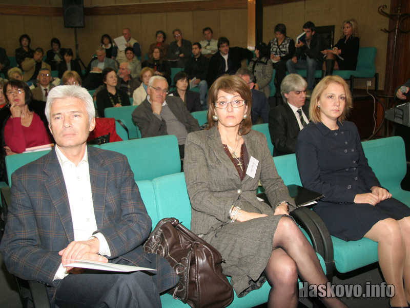 Аксиния Бутева (в средата)