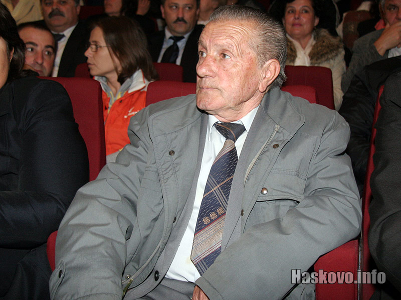 Първият директор на Спортното училище