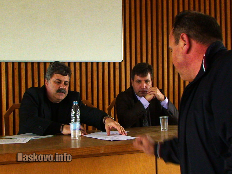 На срещата тютюнопроизводителите връчиха исканията си на депутата Иван Петров