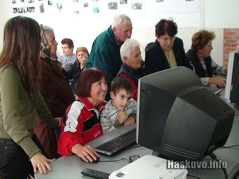 Компютърната зала в Доситеево, архив