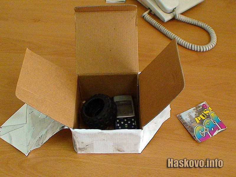 В пакета бяха открити телефони и гума от детска количка В пакета бяха открити телефони и гума от детска количка