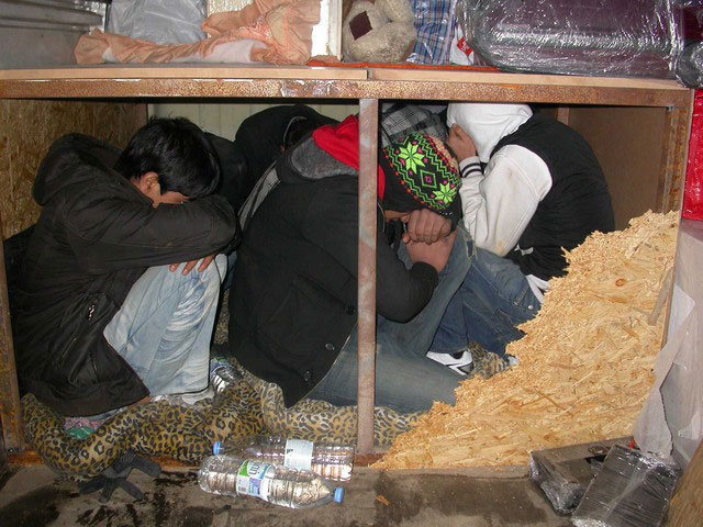 Задържани, архив