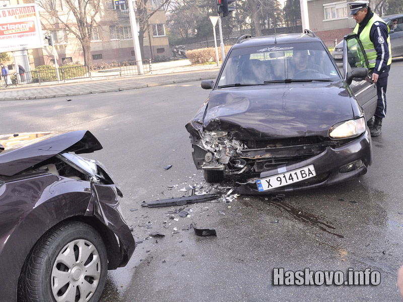 Двата намачкани автомобила