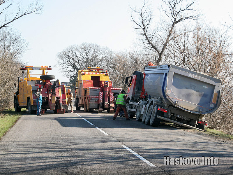 Закъсалият камион