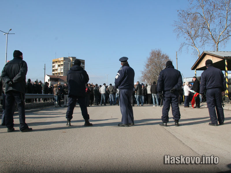 300-те протестиращи бяха охранявани от почти толкова служители на реда 300-те протестиращи бяха охранявани от почти толкова служители на реда