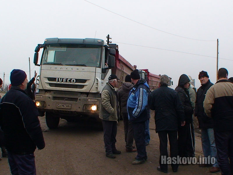 Камионите бяха спрени