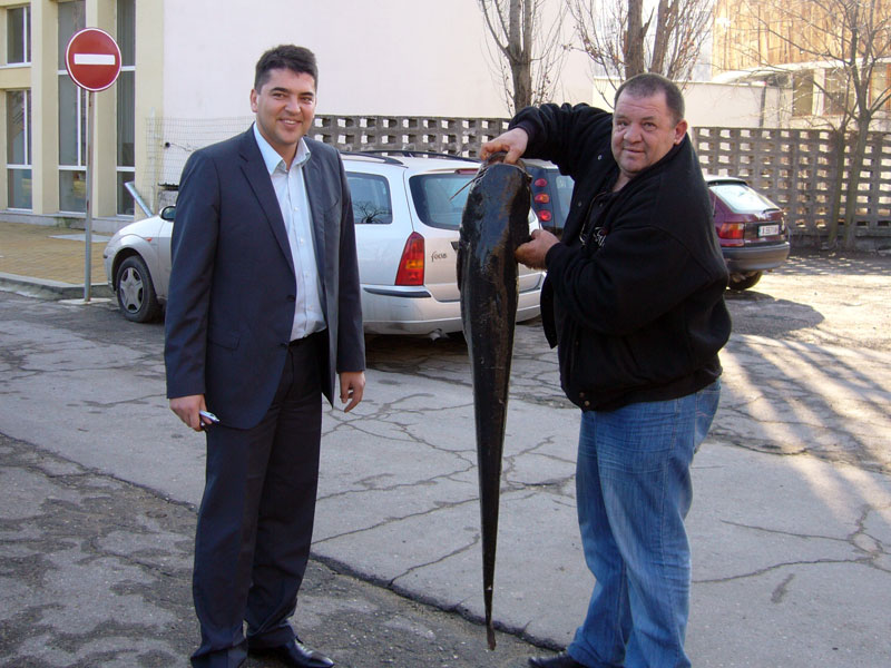 Панчо Панушев показа сома на кмета на Димитровград Стефан Димитров