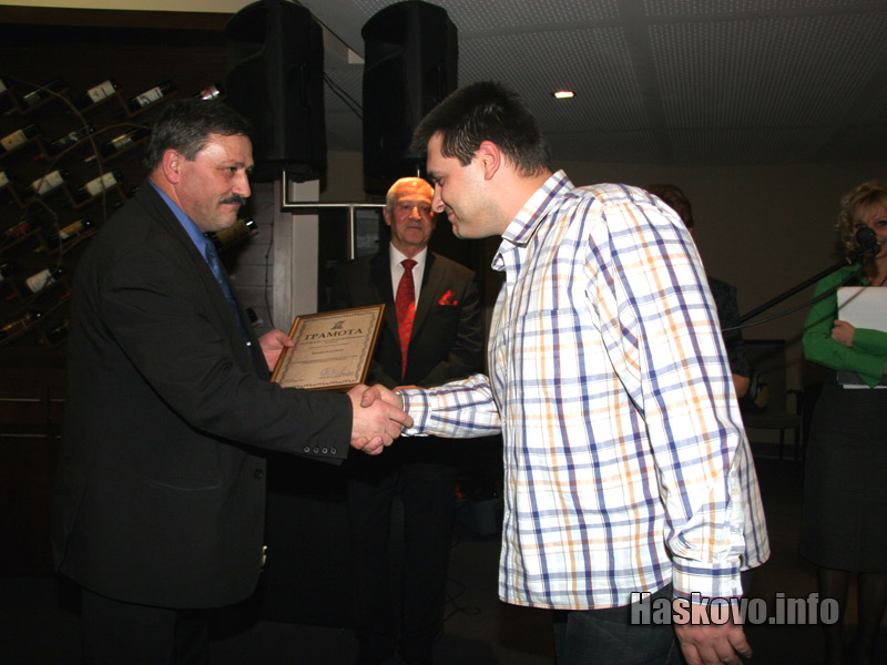 Замобластният Нанев връчи грамотата от името на ХТПП