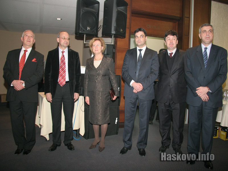 Част от официалните лица на церемонията Част от официалните лица на церемонията