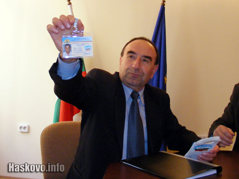 Наско Нанев показва служебните карти на преброителите