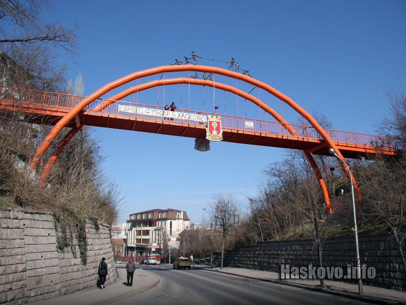 Мостът осъмна с плакат